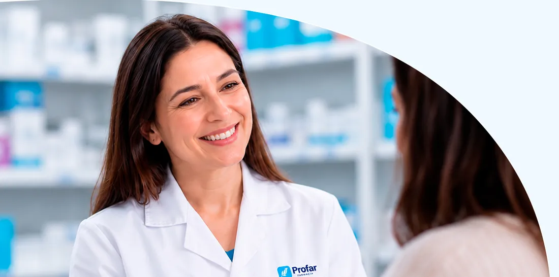 Farmacéutica de Profar atendiendo a una paciente