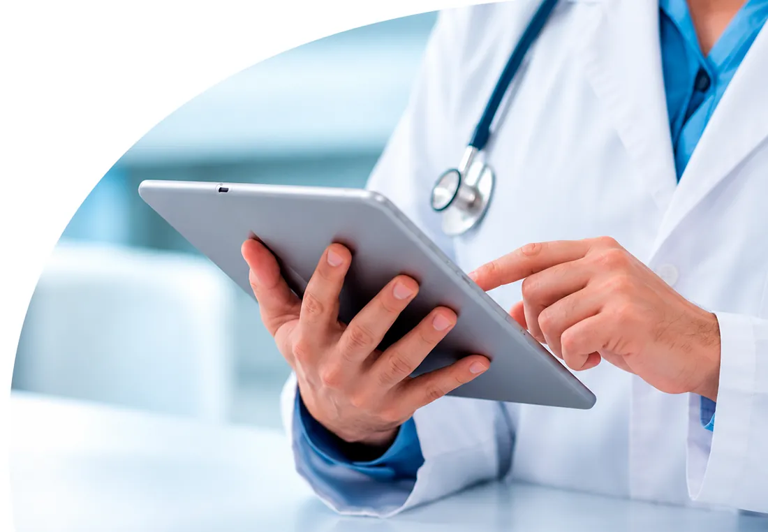 Médico revisando una tablet